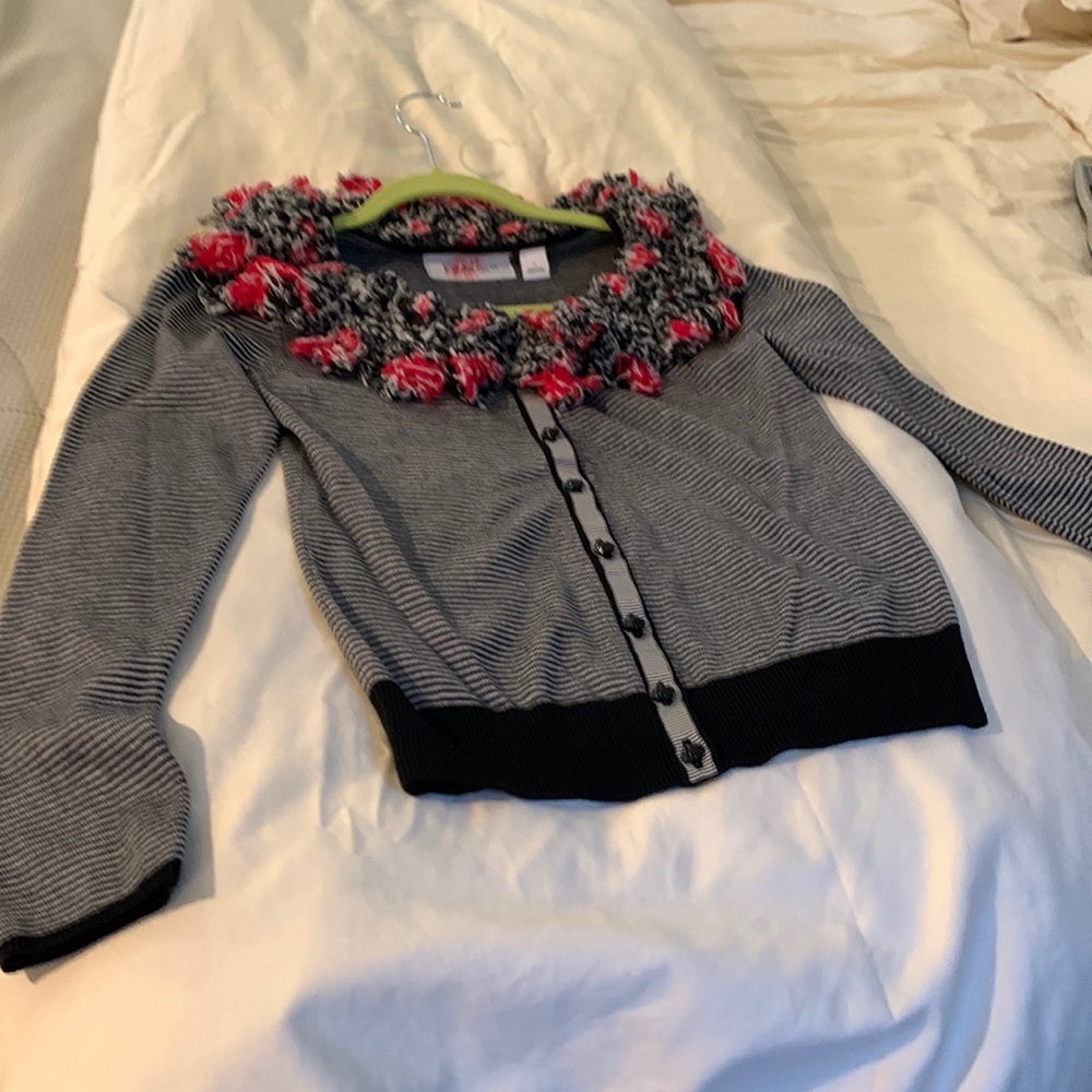 Festive cardigan sweater. Scoop neck w/decorative knitted detailed collar